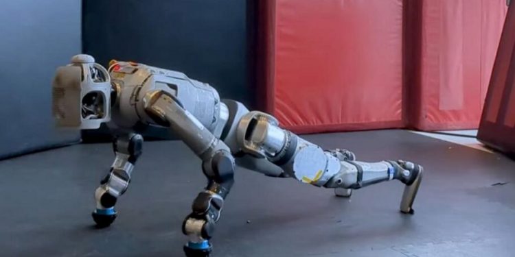 ربات انسان‌نمای بوستون داینامیکس، ستاره جدید ورزشگاه!