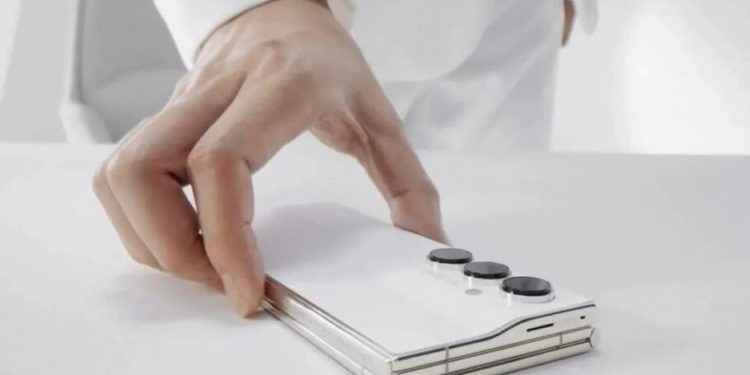 تکنو فانتوم آلتیمیت 2: گوشی تاشو سه قسمتی