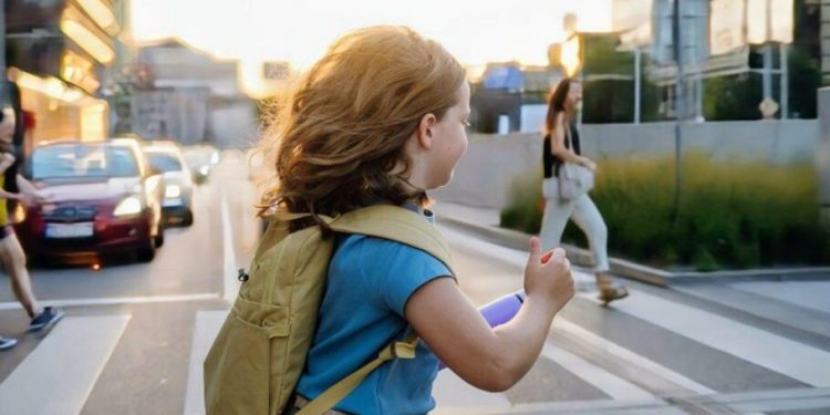 نگهبان کوچک: رباتی که از کودکان در عبور از خیابان محافظت میکند