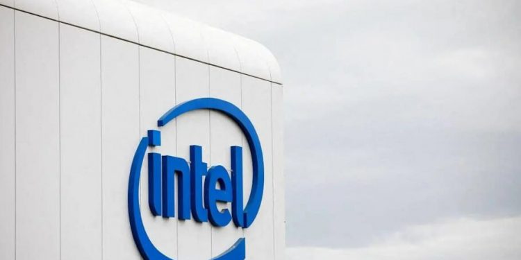 سهامداران اینتل را به پنهان‌کاری درباره مشکلات تراشه‌ها متهم کردند
