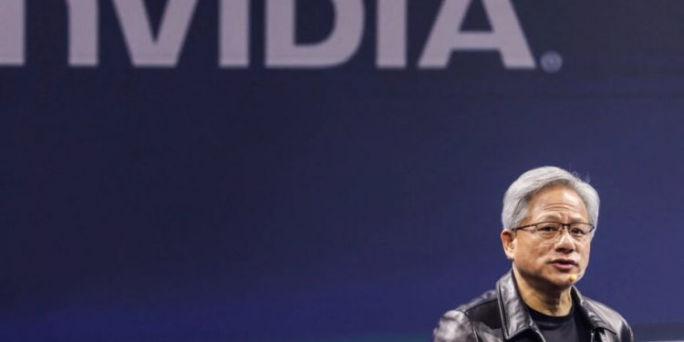 در یک اقدام مهم برای تقویت جایگاه کالیفرنیا به عنوان قطب نوآوری در حوزه هوش مصنوعی، این ایالت با همکاری انویدیا، غول فناوری، برنامه آموزشی گستردهای را آغاز کرده است. هدف از این برنامه، آموزش صد هزار نفر از جمله دانشجویان، اساتید، توسعهدهندگان و دانشمندان داده در زمینه هوش مصنوعی است.