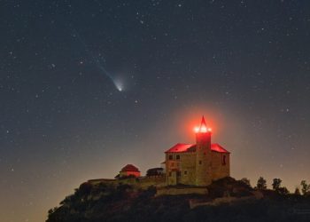 آسمان شب، شاهکاری از طبیعت: دنباله‌دار و قلعه