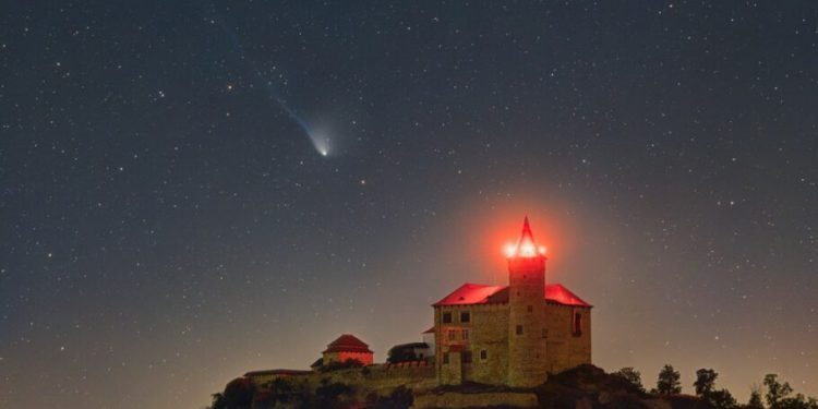 آسمان شب، شاهکاری از طبیعت: دنباله‌دار و قلعه