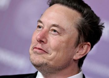 ایلان ماسک در مصاحبه اخیر خود با لکس فریدمن، از موفقیت کاشت دومین تراشه مغزی نورالینک در مغز یک بیمار خبر داد. به گفته ماسک، این جراحی بسیار موفقیت‌آمیز بوده و سیگنال‌های قوی از مغز بیمار دریافت شده است