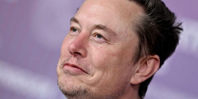 ایلان ماسک در مصاحبه اخیر خود با لکس فریدمن، از موفقیت کاشت دومین تراشه مغزی نورالینک در مغز یک بیمار خبر داد. به گفته ماسک، این جراحی بسیار موفقیتآمیز بوده و سیگنالهای قوی از مغز بیمار دریافت شده است