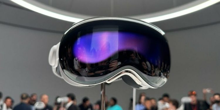 اپل به دنبال کاهش قیمت ویژن پرو با استفاده از نمایشگر ارزان‌تر