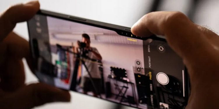 آیفونها حالا از فیلمبرداری همزمان با موسیقی پشتیبانی میکنند